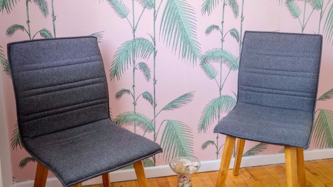 To stole med lyserødt baggrundstapet